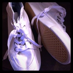 Like new basic white tennis shoes